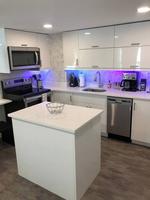 Een koelkast, een magnetron, een oven, een kookplaat