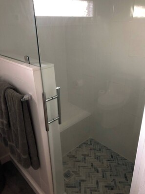 Hair dryer, towels - Charming Lakefront Cottage Near Disney (Clermont)