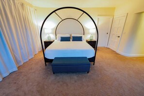 7 bedrooms, desk, iron/ironing board, travel cot