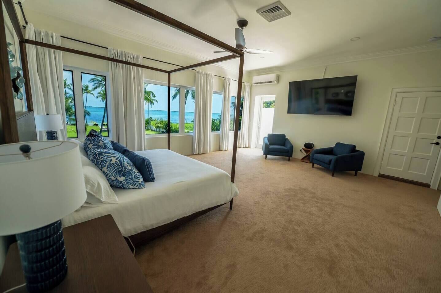 7 dormitorios, escritorio, tabla de planchar con plancha y cuna de viaje