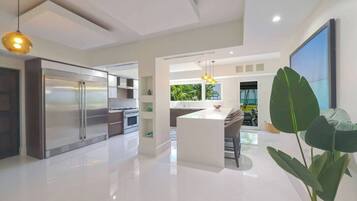 Frigorífico, microondas, horno y placa de cocina