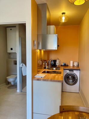 Kjøleskap, mikrobølgeovn, kokeplater og kaffetrakter/tekoker