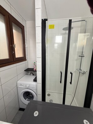 Dusche, Haartrockner, Handtücher, Toilettenpapier