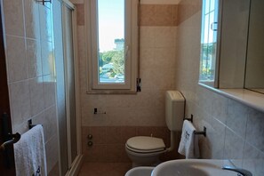 Regadera, bidet, toallas 