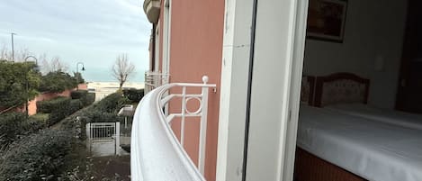 1 bedroom, bed sheets