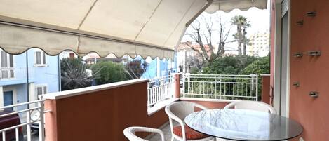 تناول الطعام بالخارج