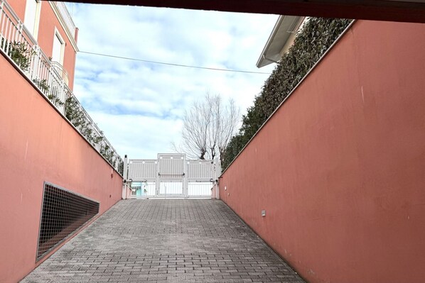 Unclassified image, 1 of 1, button