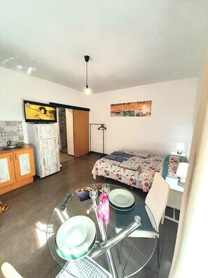 Studio, 1 lit double, non-fumeurs, côté cour intérieure | Rideaux occultants, chambres insonorisées, Wi-Fi gratuit, draps fournis