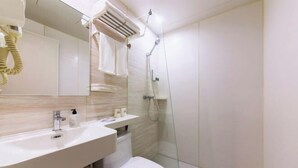 A modern bathroom with a white sink, mirror, and toilet. - Yiju Hotel (Xi'an Bell and Drum Tower Ximen Children's Hospital Branch) (Xi'an)