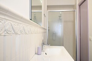 Dusche, Bidet, Handtücher