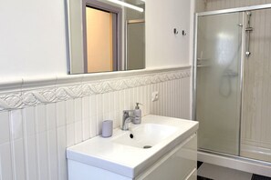 Shower, bidet, towels - SE150 – Senigallia, three-room apartment in an excellent position (Senigallia)