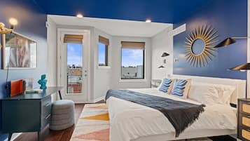 4 slaapkamers, een bureau, een strijkplank/strijkijzer, reisbedje