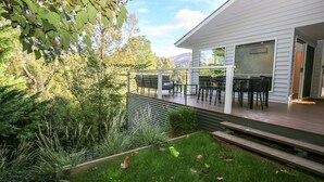 A house with a covered patio area featuring outdoor furniture and a view of the surrounding landscape. - Lumley Vibes - Family haven in Bright (Bright)