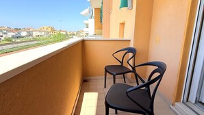 A balcony with two chairs, a view of the neighborhood, and a tiled floor. - SE156 – Senigallia, three-room apartment a few steps from the sea (Senigallia)