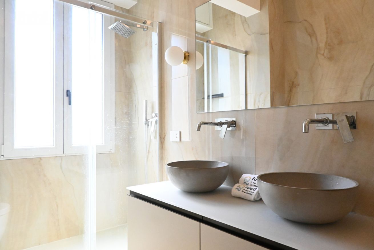 Shower, bidet, towels