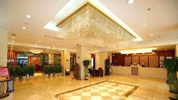 A spacious lobby with a checkered floor, a reception desk, and a chandelier. - Xuting Hotel (Taiyuan Xinmin North Street) (Taiyuan)