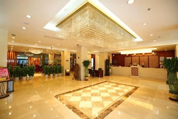 A hotel lobby with a checkered floor, a reception desk, and a chandelier. - Xuting Hotel (Taiyuan Xinmin North Street) (Taiyuan)