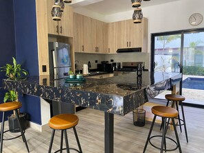 Kylskåp, mikrovågsugn, diskmaskin och kaffe- och tebryggare