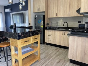 Kylskåp, mikrovågsugn, diskmaskin och kaffe- och tebryggare