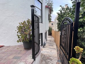 Property grounds - Classy 2B2B Ground Unit w/ AC, Deck and Private Baths near Millbrae Downtown 610 (Millbrae)