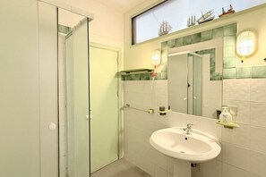 Een bidet, handdoeken