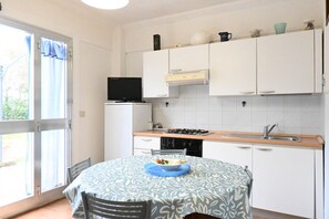 Fridge, oven - P054 - Porto Recanati, comfortable three-room apartment with outdoor patio (Porto Recanati)