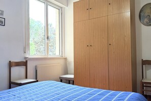 2 bedrooms, bed sheets