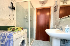 Shower, bidet, towels - P055 - Porto Recanati, three-room apartment a few steps from the sea (Porto Recanati)