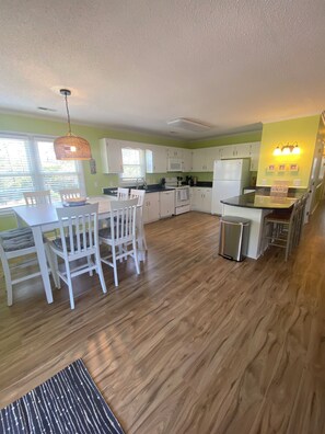 Dining - 3B/2B House Sneads Ferry 2 King Rooms 1 DBL Twin Room Close to Beaches & Base (Sneads Ferry)