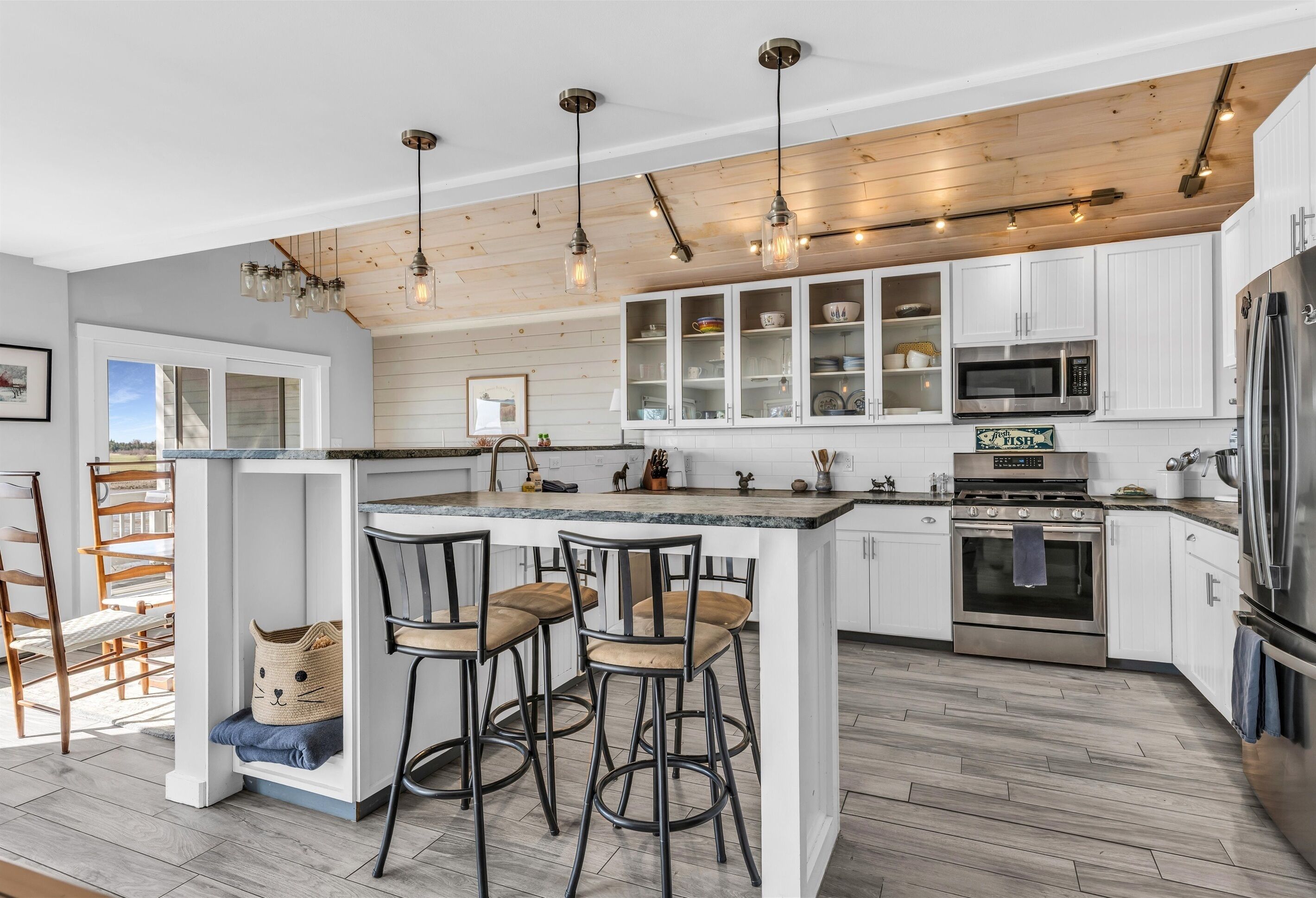 Breakfast bar and Fully equipped Kitchen
