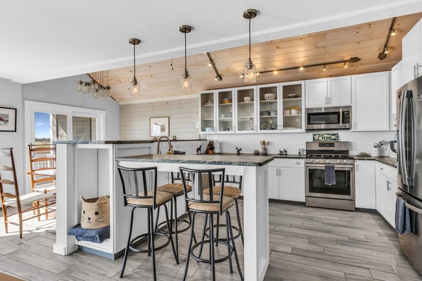 Breakfast bar and Fully equipped Kitchen
