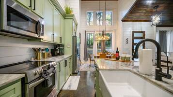 冰箱、微波炉、烤箱、炉灶