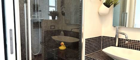 Regadera, bidet, toallas