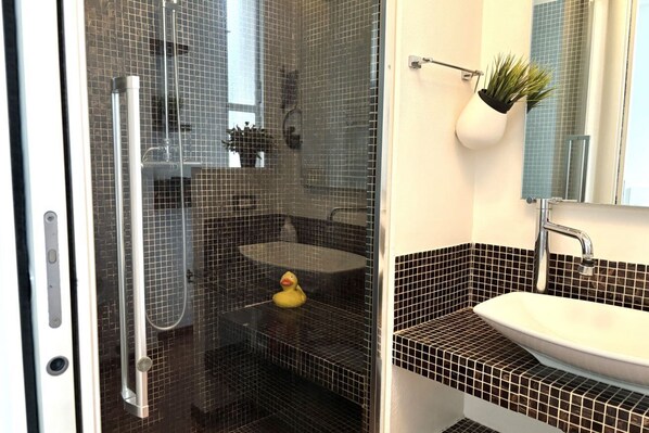 Douche, bidet, serviettes fournies