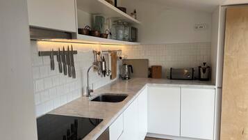 Geladeira, micro-ondas, fogão, cooktop