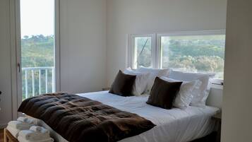 3 bedrooms, desk, travel crib, WiFi