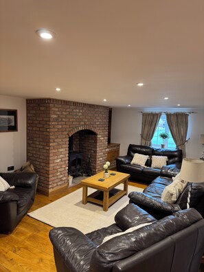 Smart TV y chimenea 