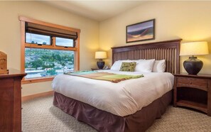 1 bedroom, iron/ironing board, WiFi, bed sheets - Cozy 1-bedroom condo in charming Chelan with fitness room, pool, hot tub, WiFi (Chelan)