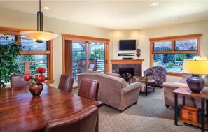 Living area - Cozy 1-bedroom condo in charming Chelan with fitness room, pool, hot tub, WiFi (Chelan)