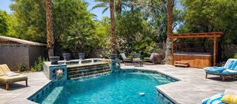 10BR/6BA - 2 Private Homes, Pool, Heated Spa, Golf -Family Reunions & Big Groups