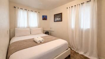 10 habitaciones, escritorio y tabla de planchar con plancha