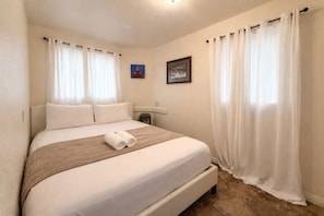 10 chambres, bureau, fer et planche à repasser, lit parapluie