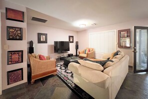 Een smart-tv en tafelvoetbal