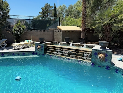 10BR/6BA - 2 Private Homes, Pool, Heated Spa, Golf -Family Reunions & Big Groups