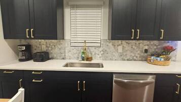 Microondas, horno, placa de cocina, lavavajillas