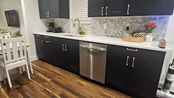 Microondas, horno, placa de cocina, lavavajillas