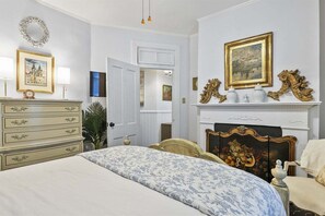 3 bedrooms, iron/ironing board, free WiFi, bed sheets - Walk to Forsyth Park, Downtown Savannah Victorian (Savannah)