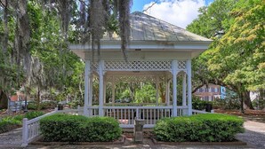 Property grounds - Cozy Studio, Downtown Savannah on Crawford Square, Dogs Welcome (Savannah)