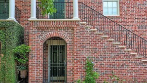 Exterior detail - Cozy Studio, Downtown Savannah on Crawford Square, Dogs Welcome (Savannah)