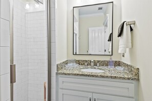 Shower, hair dryer, towels - Cozy Studio, Downtown Savannah on Crawford Square, Dogs Welcome (Savannah)